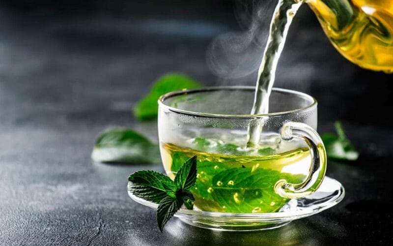 في الصباح أم المساء.. إليكم فوائد شرب الشاي الأخضر في الصباح؟
