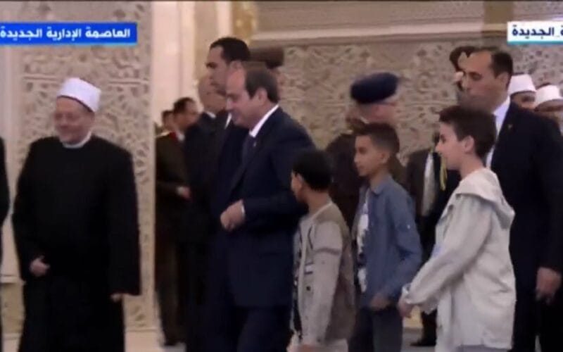 الرئيس السيسي يغادر مسجد مصر بعد أداء صلاة عيد الفطر المبارك