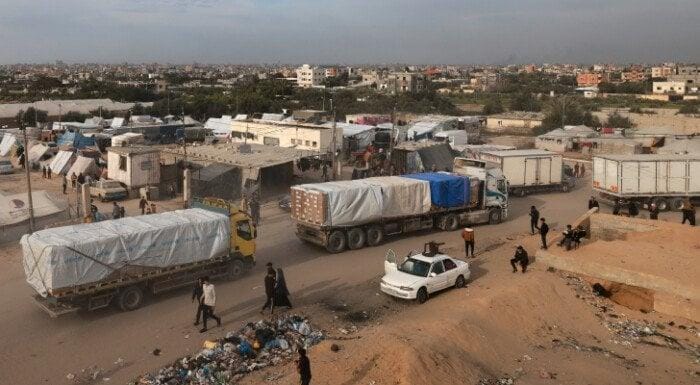 دخول 50 شاحنة مساعدات و4 سيارات وقود إلى غزة عبر معبر رفح