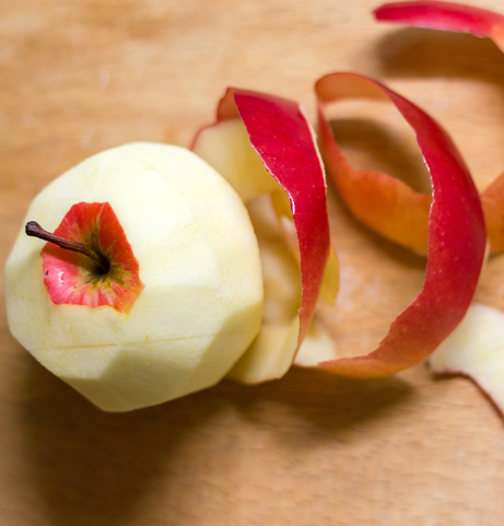 لن تخطر في بالك.. تعرف على فوائد مغلي قشور التفاح الصحية