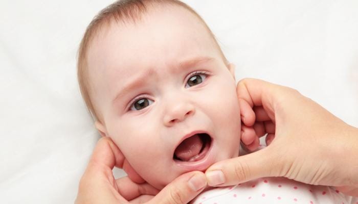 ما هي الأعراض التي تصاحب فترة التسنين لدى الطفل؟