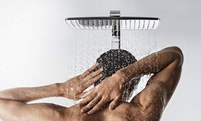 5 فوائد غير متوقعة للاستحمام بالماء البارد خلال الشتاء