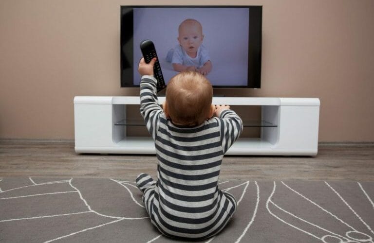 هل مشاهدة التلفزيون عند الطفل تحمل أضرار على الصحة؟