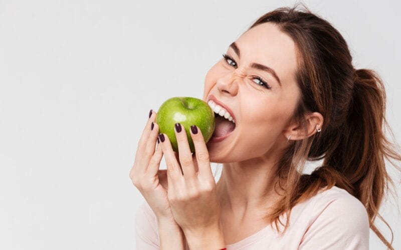 هل يمكنك تناول التفاح الأخضر إذا كان لديك مشاكل في الهضم؟