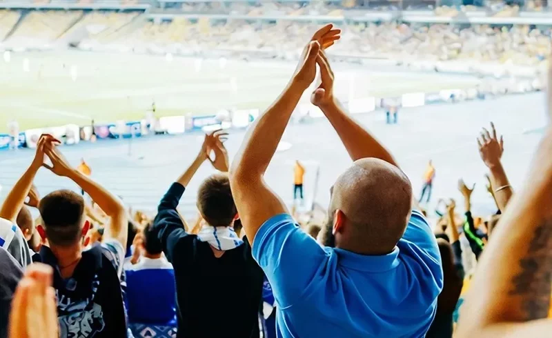 فوائد صحية لمشاهدة المباريات في تجمعات كبيرة … لا تفوتك