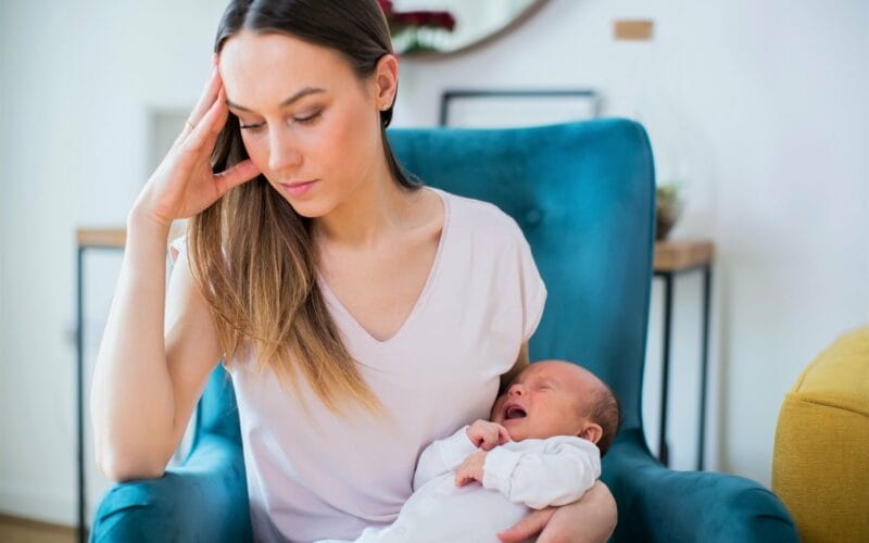 ما هي أعراض الاكتئاب بعد الولادة؟