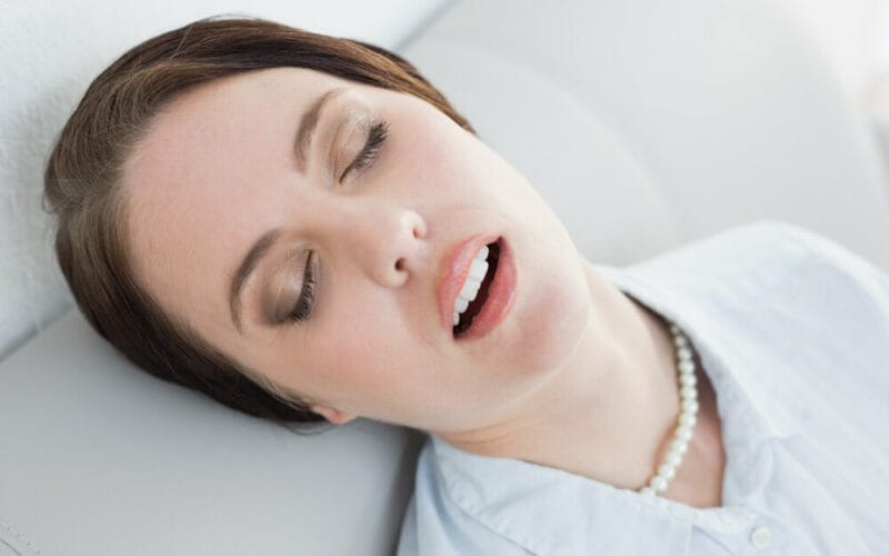 تأثيرات سلبية على الصحة والنوم ومظهر الوجه