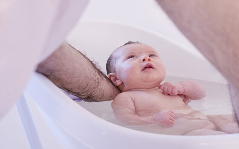 استحمام الرضيع في الشهر الأول.. كل ما عليك معرفته