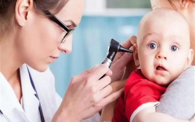 علامات تشير إلى أن الطفل الرضيع يعاني من ضعف السمع