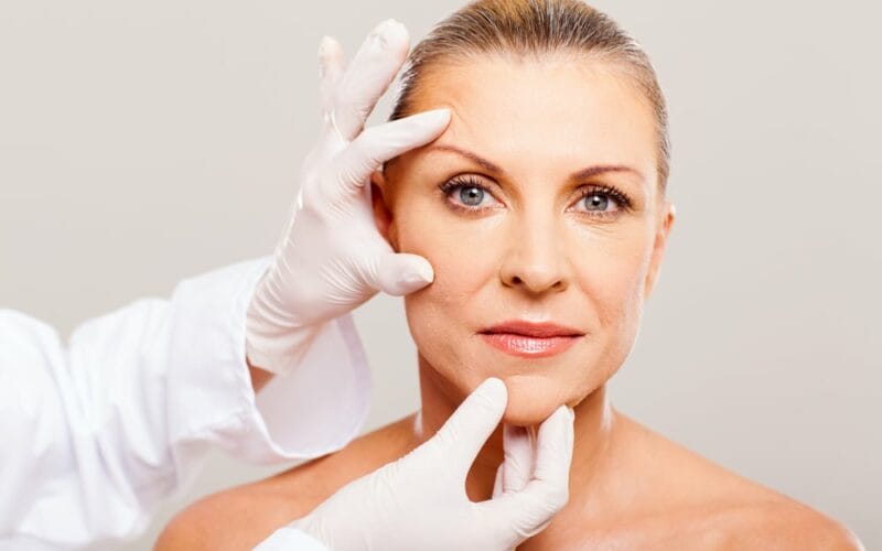 أشيع عمليات التجميل التي تحتاجها النساء بعد سن الأربعين