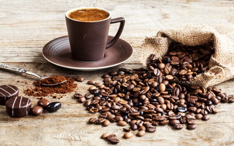 هل يمكن أن يؤدي شرب الكثير من القهوة إلى حدوث أضرار صحية؟