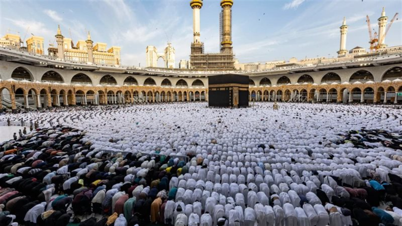 رسميًا بالأسماء.. جدول أئمة الحرم المكي في شهر رمضان 1446 لصلاة التراويح والتهجد