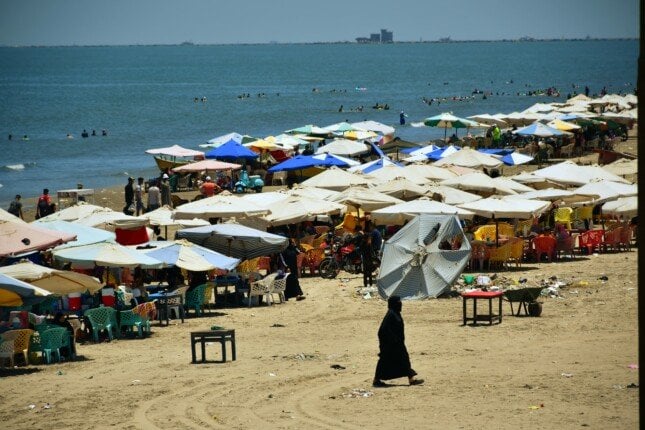 آلاف الزوار يتوجهون لشواطئ بورسعيد هربًا من حرارة الصيف