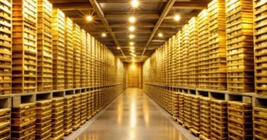 أسعار الذهب تتراجع إلى أدنى مستوى في شهر