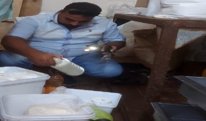 إغلاق مصنع ألبان غير مرخص وضبط كميات كبيرة من الأغذية الفاسدة في الشرقية