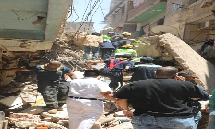 استمرار جهود الإنقاذ بعد انهيار عقارين في حدائق القبة ووفاة حالتين