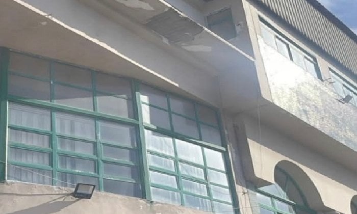 السقوط المفاجئ: حادث في واجهة نادي الاتحاد السكندري بلا إصابات