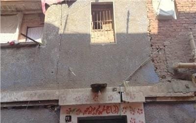 تصدعات وتشققات تهدد أمان عقار ثنائي الطوابق بالقليوبية