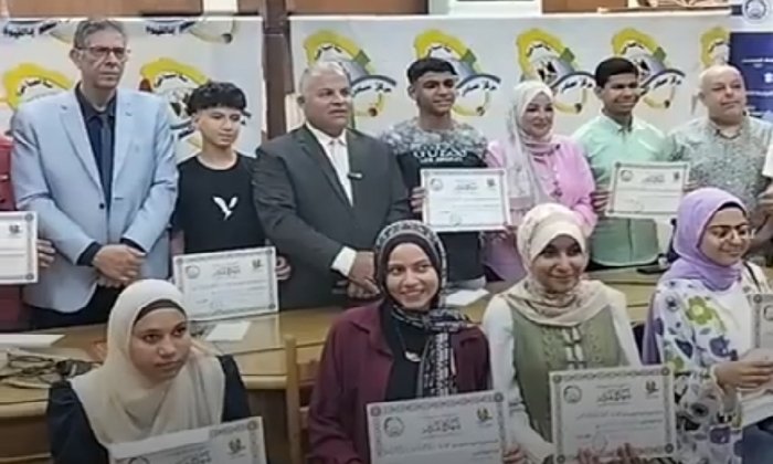 تكريم أوائل الإعدادية في الفيوم بمكافآت مالية وجولة سياحية
