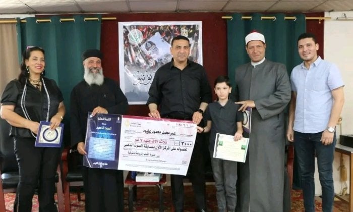 تكريم الطفل المعجزة عمر عليوة من قبل مدير الشباب بالشرقية بعد فوزه في مسابقة الصوت الذهبي