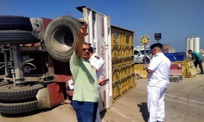 حادثة انقلاب تريلا متكررة على الطريق الإقليمي بالمنوفية
