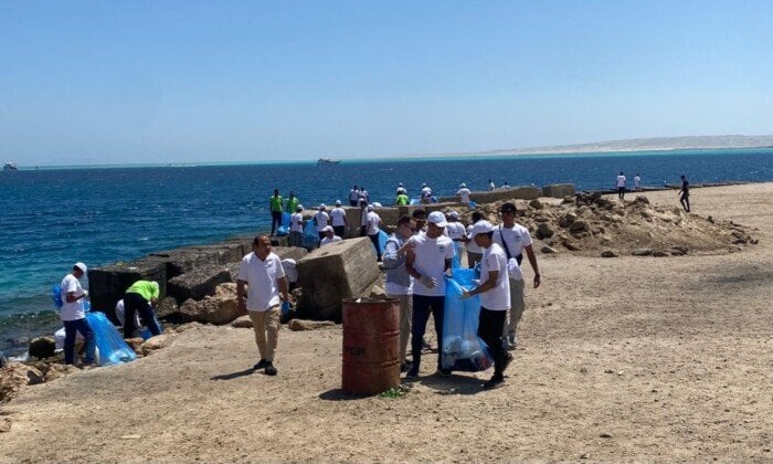 حملة تنظيف شاطئ فلفلة: جهود جمعية البيئة للحفاظ على الطبيعة