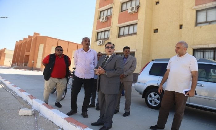 رئيس جامعة جنوب الوادي يراقب تقدم إنشاء إدارة الأمن الجامعي الجديدة