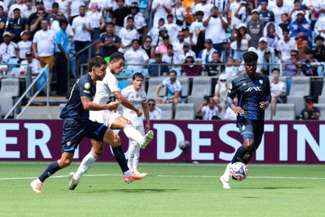 ريال مدريد يسيطر على باتشوكا بثنائية في الشوط الأول رغم النقص العددي