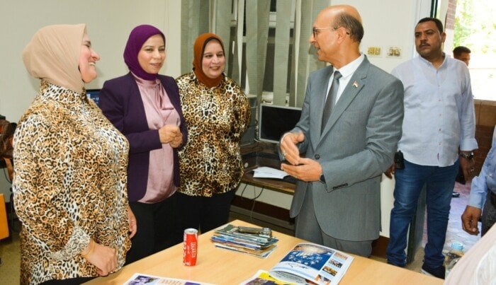 زيارة مفاجئة من رئيس جامعة أسيوط لطلاب قسم الإعلام لدعم مشاريع تخرجهم