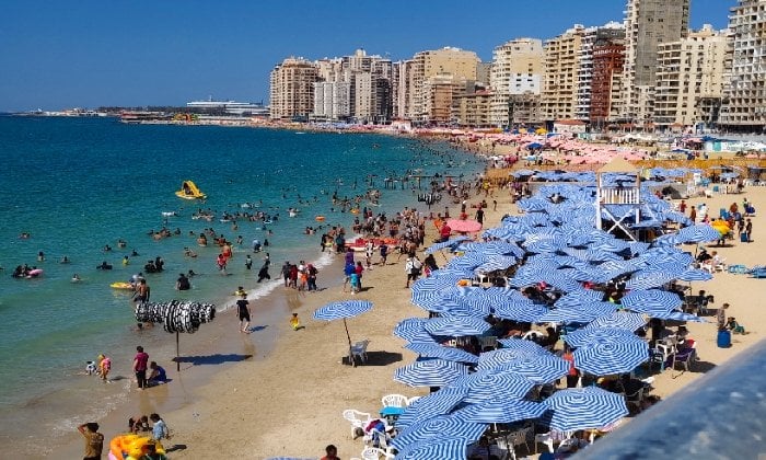 شواطئ الإسكندرية تكتظ بالزوار مع موجة الحر الشديدة
