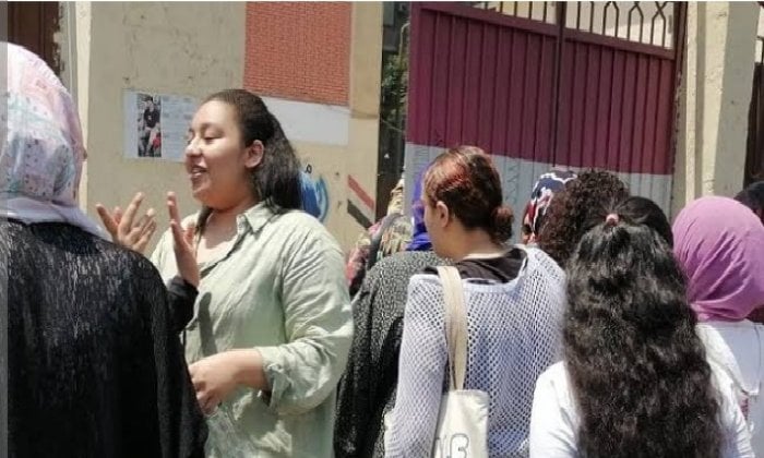 طلاب أسوان يوصلون أجواء الارتياح بعد أول امتحان ثانوية عامة