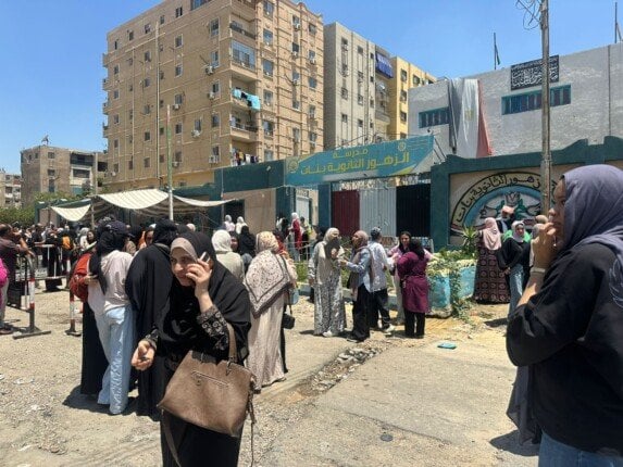 طلاب الإسماعيلية يحتفلون بنجاح امتحانات الفيزياء والتاريخ