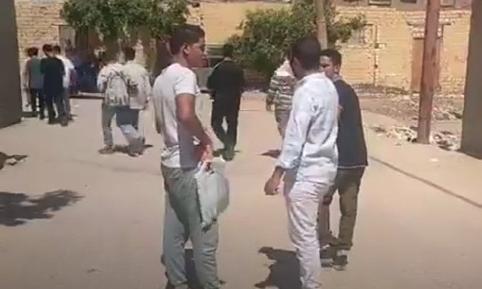 طلاب الثانوية الأزهرية بالفيوم يعبّرون عن ارتياحهم لسهولة امتحان الصرف