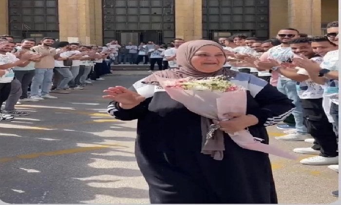 طلاب هندسة الإسكندرية يكرمون عاملة الكلية بممر شرفي مؤثر