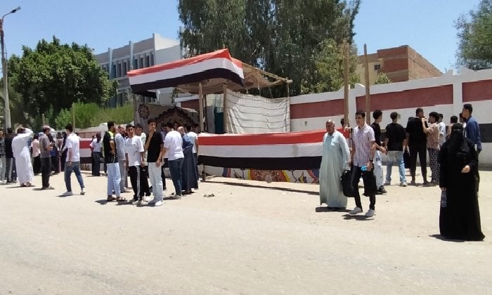 طلبة الثانوية العامة بالفيوم: تحديات الفيزياء ويسر التاريخ
