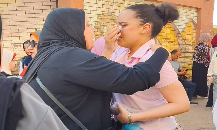 غزارة الضغوط: لحظة انهيار طالبة في امتحان الثانوية بالإسكندرية