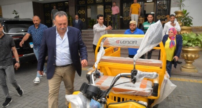 لحظة إنسانية: محافظ أسيوط يستجيب لطلب شخص من ذوي الإعاقة بتسليمه تروسيكل