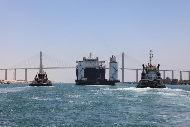 لحظة تاريخية: عبور العملاق CMA CGM JULES VERNE في قناة السويس