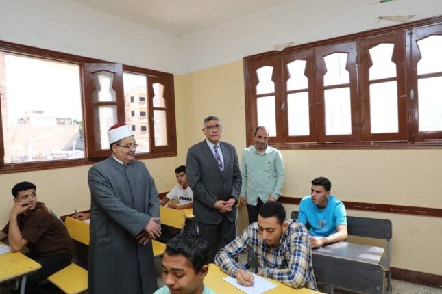 محافظ الجيزة يراقب امتحانات الثانوية الأزهرية بمعهد كرداسة