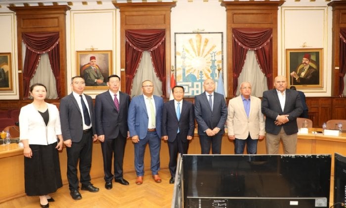 محافظ القاهرة يستقبل وفدًا صينيًا لتعزيز التعاون الثنائي