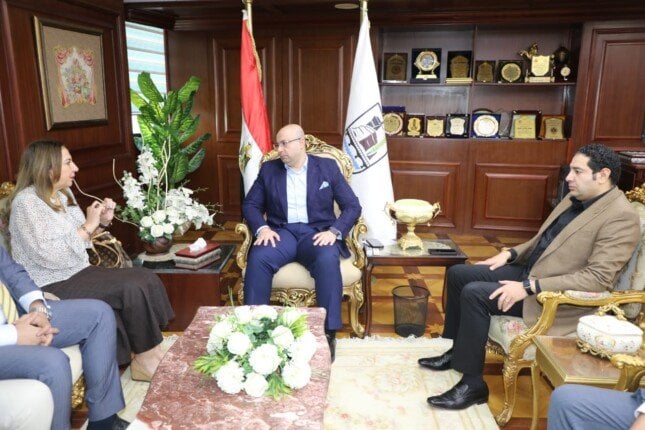 محافظ بني سويف يناقش خطوات تطوير الأداء مع نائب وزير الاتصالات