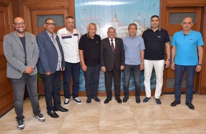 محافظ بورسعيد يحتفي بتعيين المدير الفني الجديد للنادي المصري خلال زيارة مجلس الإدارة