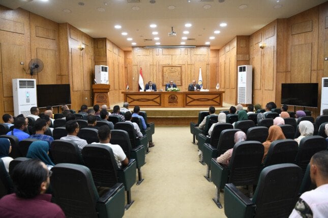 محافظ قنا: دعم مستمر لجذب الاستثمارات في اللقاء مع المستثمرين