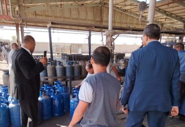 محافظ قنا يراقب معايير السلامة والجودة في مصنع الغازات البترولية