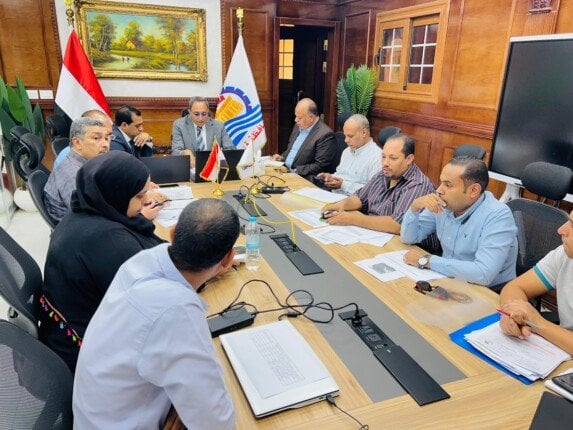 محافظ قنا يسرع جهود التقنين والتصالح لمواجهة المتغيرات المكانية