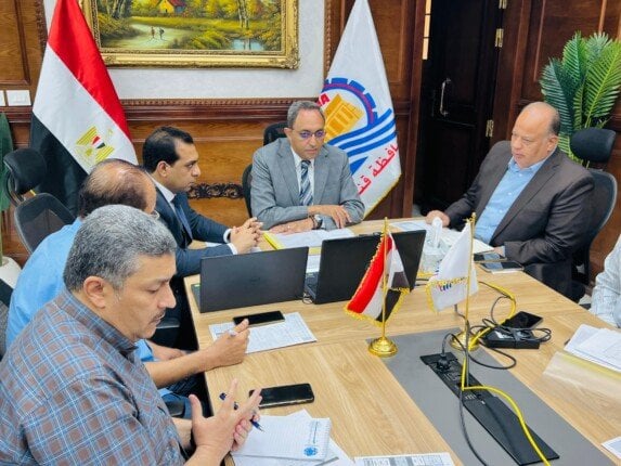 محافظ قنا يعزز جهود التصالح والتقنين ويحث على تسريع العمل في الملفات الحيوية