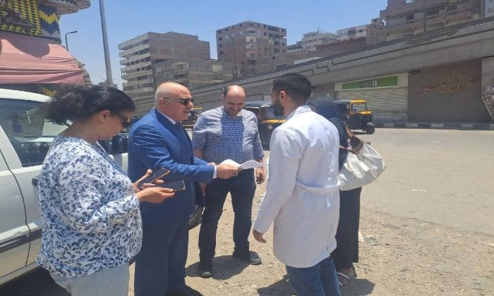 مدير صحة القليوبية يراقب تقدم حملة طرق الأبواب في شبرا الخيمة