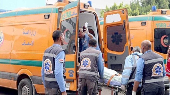 مصرع وجرح أشخاص في تصادم سيارتين على طريق سفاجا قنا