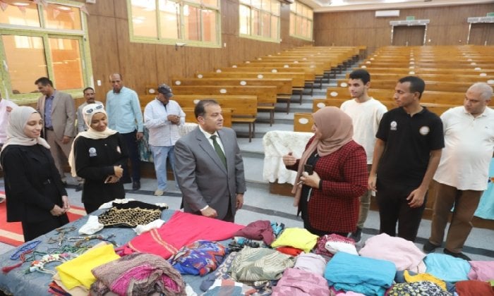 معرض خيري للملابس: خطوة نحو الخير بجامعة جنوب الوادي