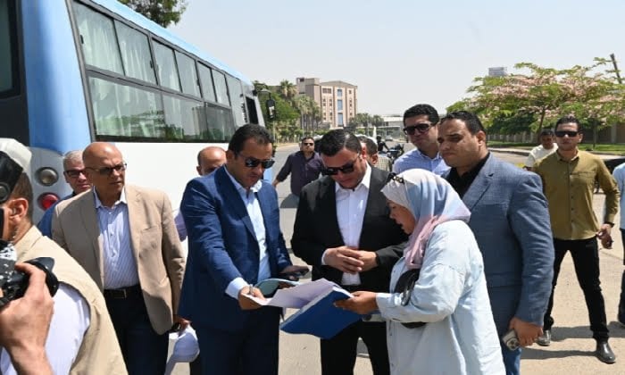 وزير الإسكان يستعرض مشروعات تطويرية في العاشر من رمضان
